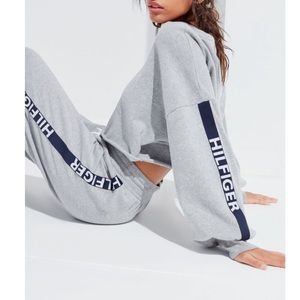 Tommy HilfigerUO Exclusive Logo Cropped Sweatshirt